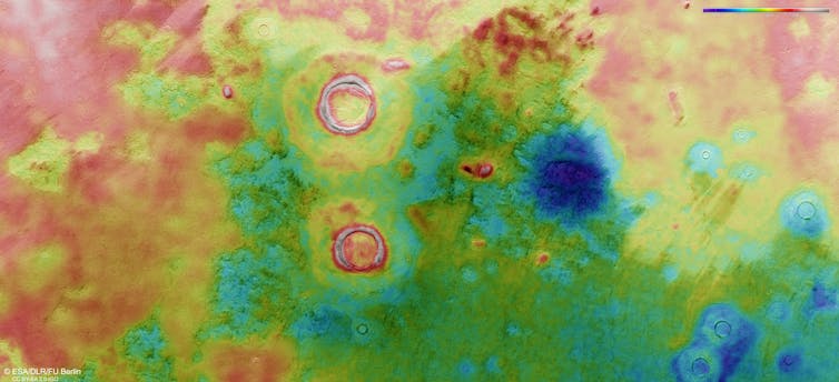 Mapa aéreo multicolorido com grandes áreas de vermelho no lado esquerdo e uma mancha de azul escuro perto do lado direito.